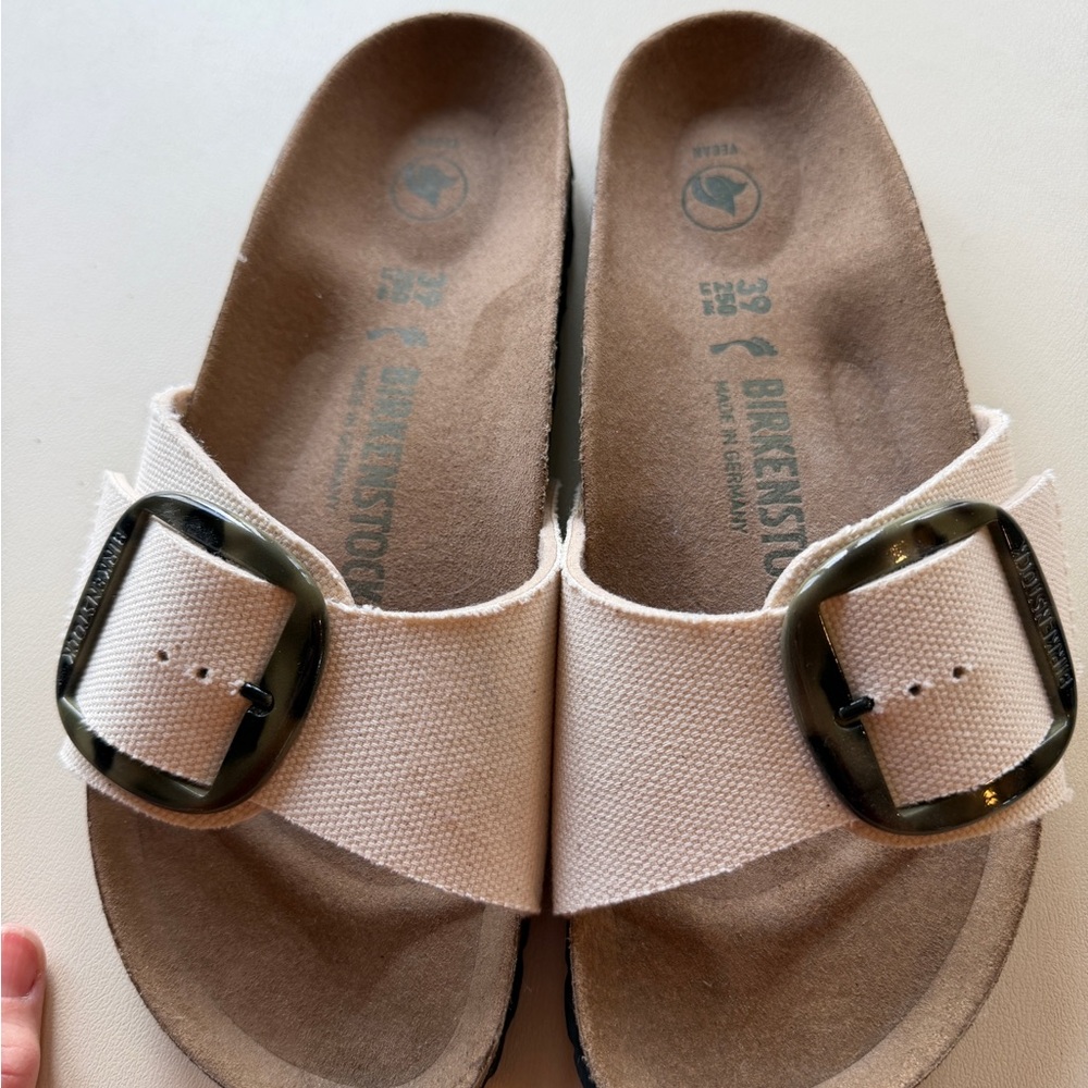 NWOT Birkenstock Eggshell Vegan Suede Footbed Sandals in Brown size 39